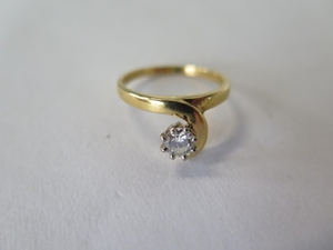 An 18ct yellow gold diamond solitaire ring, diamond approx 0...