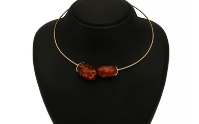 An amber necklace set with two pieces of polished amber, mounted in 18k gold. Diam. app. 14 cm.
