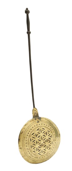 NOT SOLD. An early 19th century brass warming pan with iron handle. L. 104 cm. – Bruun Rasmussen Auctioneers of Fine Art