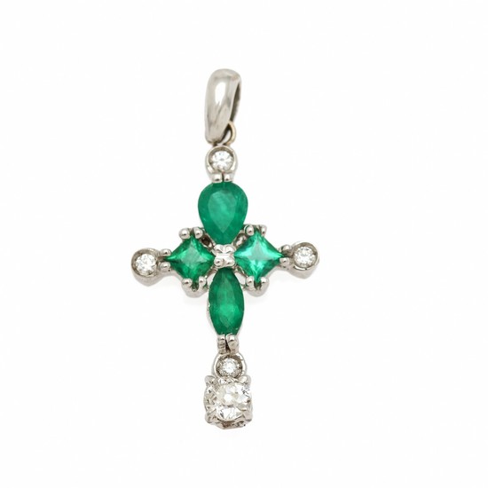 An emerald and diamond pendant in shape of a cross set with four emeralds and five diamonds, mounted in 18k white gold. L. incl. eye-let app. 3 cm.
