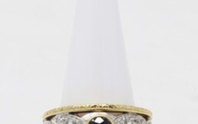 Anello a fascia traforata in oro giallo e bianco con zaffiro ovale al centro e piccoli brillanti