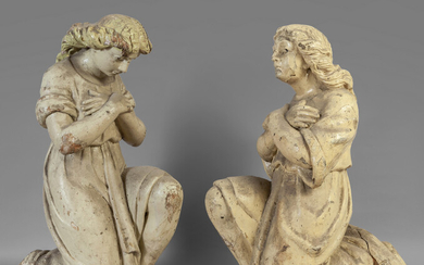 Angeli genuflessi, coppia di sculture in legno intagliato e laccato, Italia Centrale...