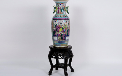 Antique Chinese vase in porcelain with a rich polychrome figure decor with characters - height : 58,5 cm is sold with a Chinese side table/piédestalle (height : 37 cm) |||antique Chinese vase in porcelain with polychrome figure decor - sold with a...