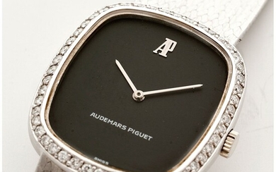 Audemars Piguet, n° B33830, vers 1975. Une belle montre de dame en or blanc, lunette...