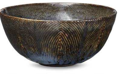 Axel Salto: Circular stoneware bowl, exterior modelled in fluted style. Decorated with butterfly wing glaze. H. 12.6–13 cm.