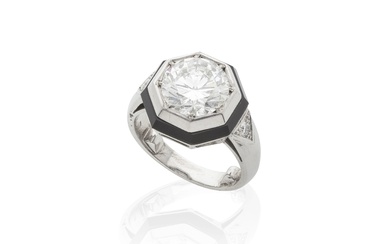 BAGUE ONYX ET DIAMANTS De forme géométrique, sertie au centre d'un diamant de taille brillant...