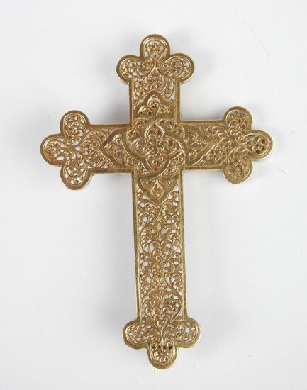 BROCHE croix en or jaune 18 K (750 millièmes). Poids total : 8,55 gr