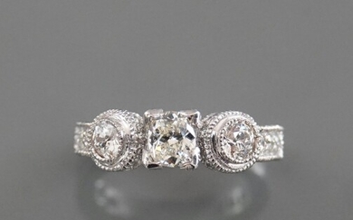 Bague anneau en or gris, 750 MM, ornée de trois diamants ronds épaulés de longues...