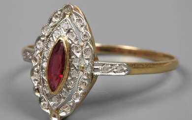 Bague pour femme avec rubis et diamants vers 1920, or blanc et jaune estampillé 750,...