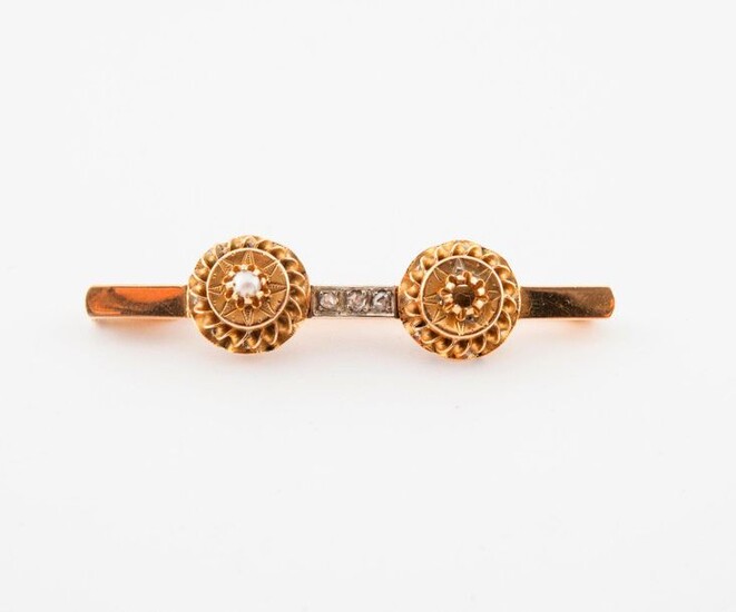 Barrette brooch in yellow gold (750) adorned with three small rose-cut diamonds set with grain and two circular motifs centred on small white pearls.