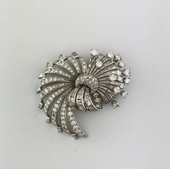 Bow brooch in white gold 750°/°°° and platinum decorated with a round diamond pavé set with baguette, tapers and 5 cts diamonds, circa 1950, D.5x4cm, Gross weight: 26,23g