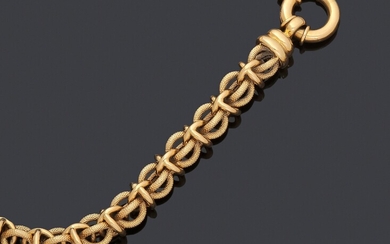 Bracelet en or jaune 18K 750 millièmes à mailles royales partiellement amati, important fermoir mousqueton....