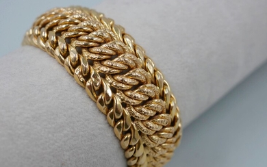 Bracelet en or jaune 18k à maille entrelacée.... - Lot 34 - Copages Auction Paris