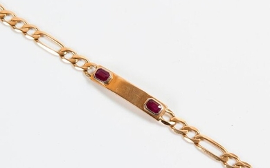 Bracelet-gourmette in yellow gold, the plate decorated with two rubies . Gross weight 21 gr.
