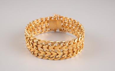 Bracelet manchette articulé en or jaune 18K 750°/°°, poinçon étranger, entièrement guilloché. Poids 82g. Vendu...