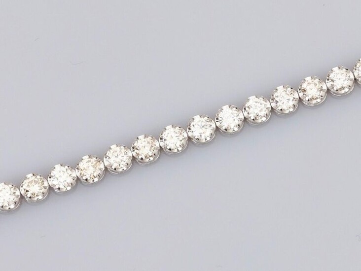 Bracelet rivière en or gris 750°/00 (18K) , serti de diamants taille brillant pour 3 carats environ en tout. 5.80 g. L: 17.5 cm. Largeur: 3.5 mm. Poinçon tête d'aigle