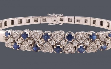 Bracelet semi-rigide en or blanc 18k orné de diamants taille brillant d'un poids total estimé...