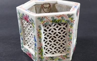 CHINE : Petite lanterne hexagonale à bougie en porcelaine ajourée réticulée et entourage de fleurs,...