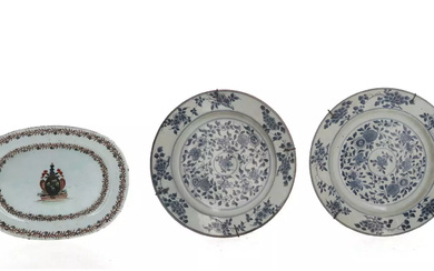 CHINE, XVIIIe siècle Paire d'assiettes bleu et blanc et un plat à décor d'armoiries
