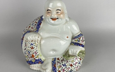 CHINE, XXe. Statuette de Budaï assis en porcelaine polychrome, vêtu d'une robe décorée de fleurettes,...