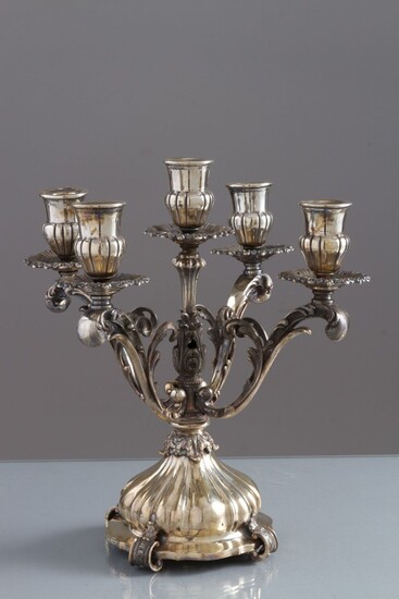 Candelabro cinque fiamme in argento 800 sbalzato, gr. 1700...