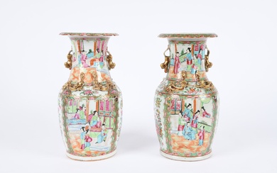 Canton, fin XIXe siècle. Paire de vases en porcelaine et émaux de la famille rose,...
