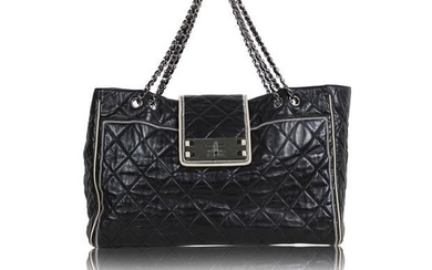 Chanel - Weekend bag Black Sling Bag with Chain