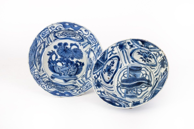 Chine, Epoque Wanli (1573-1620) Paire de coupes creuses en porcelaine à décor floral en émaux...