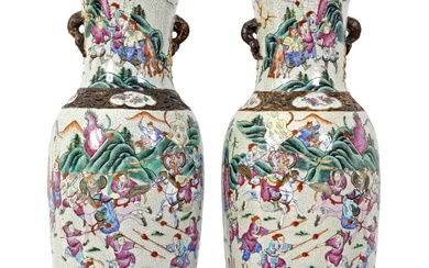 Chine, XIXe siècle Paire de vase en porcelaine craquelée de Nankin à décor en émaux...