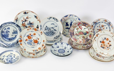 Chine, XVIIIe siècle Lot comprenant cinq paires d'assiettes, deux séries de trois assiettes et trois...