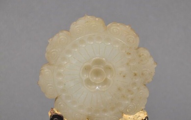 Chine, XVIIIe siècle Pendentif en jade blanc, à décor double face d'une fleur de chrysanthème...