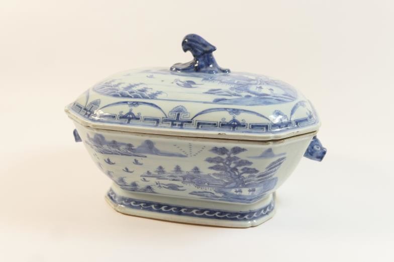 Chinese blue and white export covered tureen, late 18th/early...