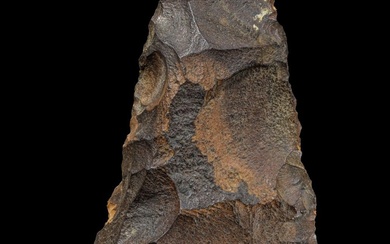 Coin de poing. Paléolithique, Acheuléen, France, env. 500.000 - 200.000 av. J.-C. L 14cm. Travaillé...