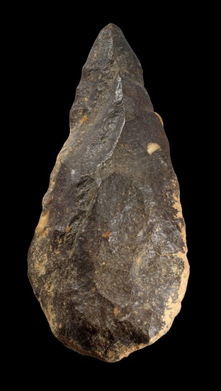 Coin de poing. Paléolithique, Afrique du Nord, env. 1.000.000 - 200.000 av. J.-C. L 20cm....