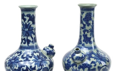 Coppia di bottiglie, portafiore in ceramica bianco blu
