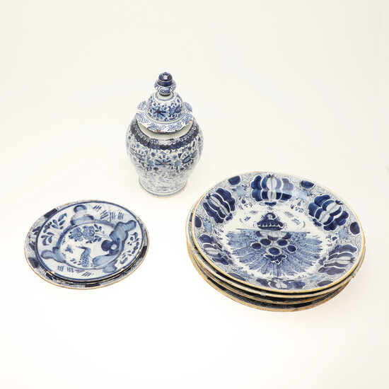 De Klaauw, mixed lot of lidded vase and plate, Delft blue, earthenware / ceramic, Netherlands, 18th century (8).