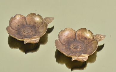 Deux coupelles en bronze patiné doré en forme... - Lot 41 - De Baecque et Associés