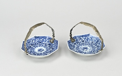 Deux plats en porcelaine chinoise du XVIIIe siècle avec poignée en argent. De forme octogonale....
