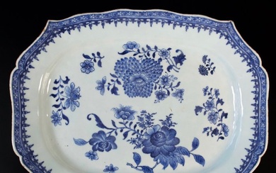 Dish - Grand plat en porcelaine à décor bleu et blanc de diverses fleurs - Porcelain