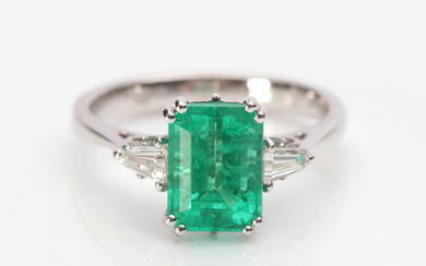 EMERALD & DIAMOND RING 18K, emerald approx. 1.94 ct.