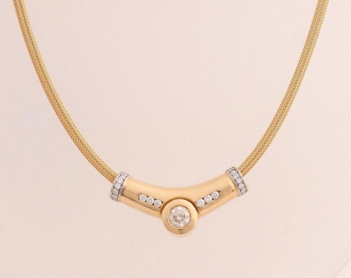Elegant yellow gold choker, 750/000, with diamonds. Finely braided necklace with a large loose pendant slid over it with a large brilliant cut diamond in the middle, approx. 0.90 ct SI-I. Next to the center stone and on the edges of the pendant 20...