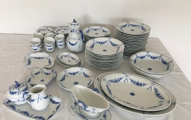 “Empire” porcelain service decorated in blue. Bing & Grøndahl. (74)