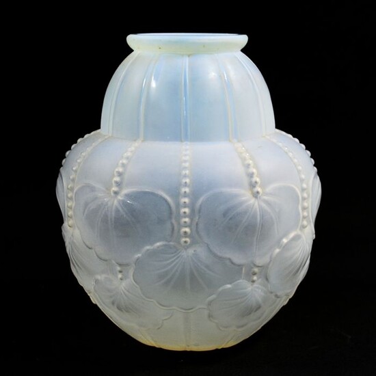 Etling (Attr.) - Art Deco vase in opal glass