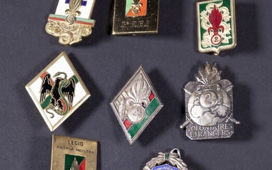 FRANCE Lot de huit insignes Légion, l'un... - Lot 41 - De Baecque et Associés