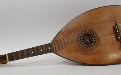 GUITARE mandolin bearing a label "JUL. HEINR. ZIMMERMANN Leipzig-Berlin 1921". Accidents and failures. Total L. 95 cm.