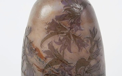 Gallé Emile. Grand vase de forme ovoïde en verre multicouche gravé à l'acide de fleurs...