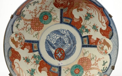 Grand plat en porcelaine polychrome Imari à décor floral. Travail japonais. Epoque: XIXème. Diam.:+/-54,5cm.