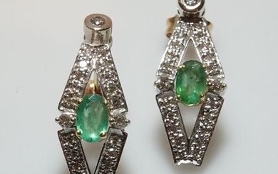 Handarbeit - 18 kt. White gold, Yellow gold - Earrings 2 x 0.30 ct. emerald - 56 diamonds 1.06 ct. G / VS