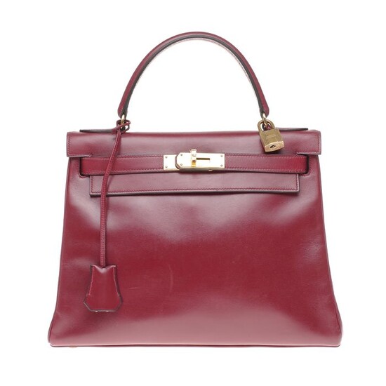 Hermès - Kelly 28 retourné en cuir box rouge H, garniture en métal plaqué or Handbag