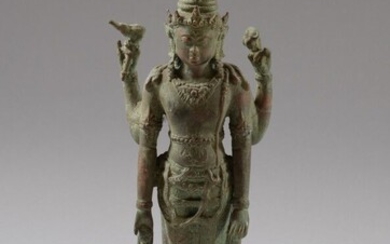 INDONÉSIE. Statue du dieu hindou Vishnou, debout, portant diadème, collier et « dhoti », tenant...